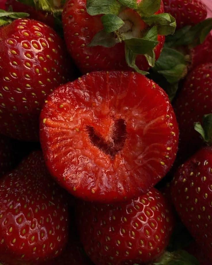 Farmer's Palette: Vibrant Berry Mix Supreme